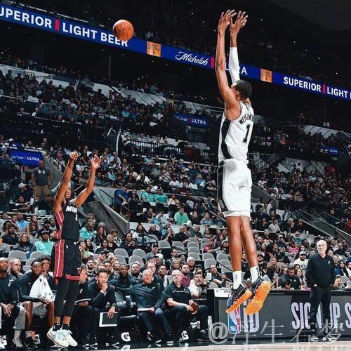 文班亚马右侧转身后仰倒地投篮命中